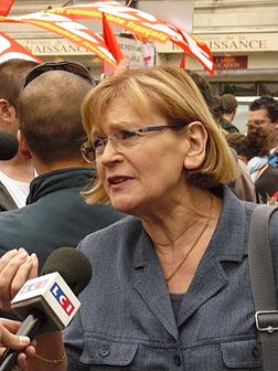 Marie-George Buffet, secrétaire nationale du Parti communiste français de 2001 à 2010, lors de la manifestation du 1er mai 2010 à Paris. (définition réelle 2 304 × 3 072)