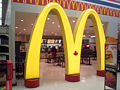 Logotipo de McDonald's en una tienda Walmart en Toronto, Ontario (Canadá).