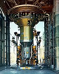 NERVA XE sur le site ETS-1. Deux techniciens en arrière-plan permettent d’apprécier la taille du réacteur.