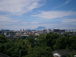 Näkymä Ōmutaan, taustalla Unzenvuori