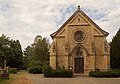 Eingangsbereich des Johannisfriedhofs mit Kapelle