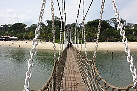 Pont suspendu reliant la plage de Palawan à l'île du même nom.