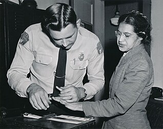 Prise des empreintes digitales de Rosa Parks, après son arrestation pour avoir refusé de céder son siège à un passager blanc dans un autobus de Montgomery, en Alabama. (définition réelle 5 748 × 4 549)