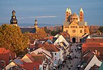 Thumbnail for File:Speyer - Altstadt - Altpörtel - Blick auf Domfassade und Kirchtürme mit Abendsonne.jpg