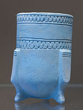 Mezopotamya'dan Mısır mavisi kadehi, MÖ 1500-1300. Bu, ilk olarak MÖ 2500'de yapılan ilk sentetik maviydi.