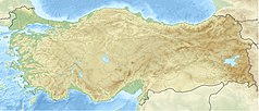 Mapa konturowa Turcji, w centrum znajduje się owalna plamka nieco zaostrzona i wystająca na lewo w swoim dolnym rogu z opisem „Tuz”