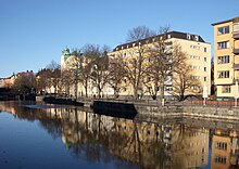 O rio Fyris e a rua Östra Ågatan