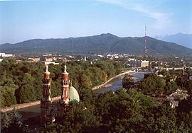 Näkymä Vladikavkazin keskustaan Terekjoen varrella. Alla kaupungin sijainti Pohjois-Ossetia-Alanian kartalla