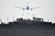 Phénix survolant l'Arc de triomphe de l'Étoile lors du défilé aérien (2018).