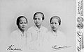 Foto kabinet bertandatangan Kartini dan saudarinya. Kiri-kanan: Kartini, Kardinah, Roekmini.