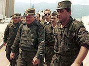 Le général Ratko Mladić (2e à gauche, 2e plan)