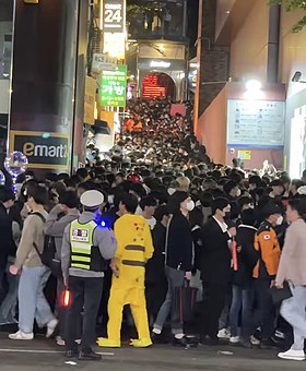 Célébration d'Halloween à Itaewon, le 29 octobre 2022.