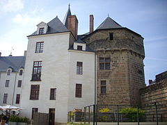 La Conciergerie accolée au Vieux Donjon.