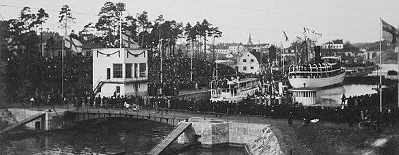 Södertälje sluss vid invigningen av den nya breddade kanalen 1924. Slussen i Södertälje är den största i Norden för handelssjöfart.[76]