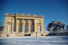 Château et jardin ensevelis sous la neige.