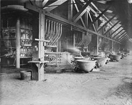 photo d'une batterie de hauts fourneaux dans une halle