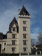 Photographie en couleur d'une tour d'un château.