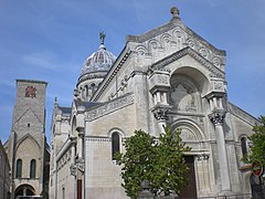 Basílica de Saint-Martin de Tours, sucediendo en 1886 a un edificio románico destruido un siglo antes