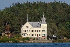 Villa Björkudden, ursprungligen förvaltningsbyggnad för Stockholmutställningen 1897 och flyttad till ön 1898.