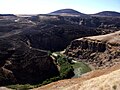 Det armenske høylandet og elva Akhurjan ved grensa mellom Armenia og Tyrkia, sett fra den tidligere armenske hovedstaden Ani i Tyrkia.