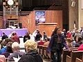 Un clérigo luterano distribuye cenizas durante la Santa Misa en la Iglesia Evangélica Luterana de Nazaret en Cedar Falls, Iowa, el Miércoles de Ceniza (2017)