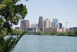 Pogled na Austin z reke