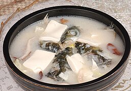 Gesalzener Fischkopf in einer Tofu-Suppe – 鹹魚頭豆腐湯