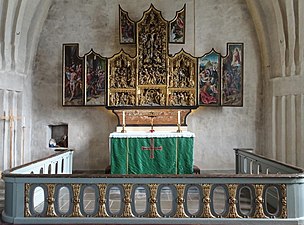 Altaret och altarskåpet.