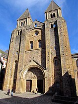 Entrée de l'abbatiale Sainte-Foy.