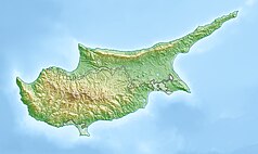 Mapa konturowa Cypru, po lewej nieco na dole znajduje się czarny trójkącik z opisem „Olimbos”