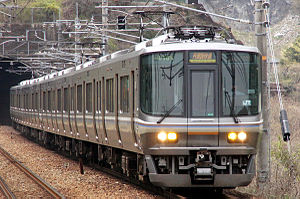 福知山線を走行する「丹波路快速」 （2011年4月18日）