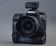 Pentax K5-II avec GPS, grip et objectif Pentax DA 18-55 mm f/3.5-5.6 AL WR.