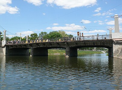 Заход крестного хода на Купеческий мост.