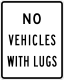 Zeichen R4-5 Keine Fahrzeuge mit "Greifeisen". Damit (lugs) sind Metall(stachel)aufsätze auf Reifen gemeint, die auf unbefestigten Straßen für einen besseren Halt sorgen.