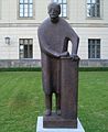 Monumento a Max Planck en la Universidad Humboldt de Berlín, obra de Bernhard Heiliger de 1948/49