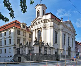 Photographie en couleurs de l'église Saints-Cyrille-et-Méthode à Prague