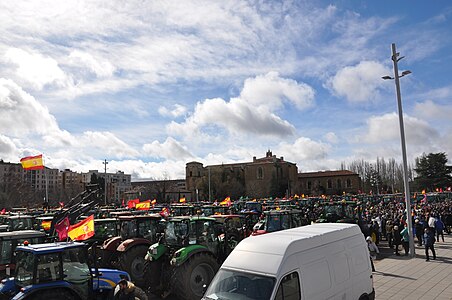 Reunión de tractores en la explanada de la Subdelegación Territorial de la Junta de Castilla y León, León