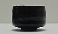 Sô’nyû, 1668-1720. Bol à thé, "Oimatsu" (Vieux pin). Grès à couverte noire (raku). Tokugawa, vers 1700. Vue de profil. Musée d'art asiatique de Berlin