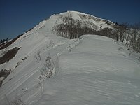 残雪期の日照岳南東尾根の雪庇