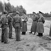 Fältmarskalk Bernard Montgomery tar emot den tyska delegationen med von Friedeburg, general Eberhard Kinzel och konteramiral Gerhard Wagner.