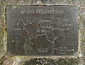 Zeichnung des Teichs auf der Metallplatte des Gedenksteins
