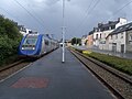Moderner Bahnhof Lannion mit Zug des TER Bretagne