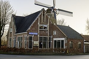 Café Nastrovje, dat in 2003 na een brand haar deuren sloot als laatste café van Zeerijp. Het gebouw is versterkt met balken in verband met scheuren als gevolg van de aardbevingen in het gebied.