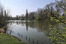 Photographie en couleur d'un étang.