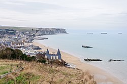 Arromanches, se zbytky přístavu Mulberry v zálivu