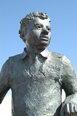 Patung Dylan Thomas di kota kelahirannya, Swansea