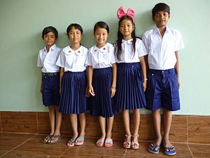 Niños en Camboya en uniforme.