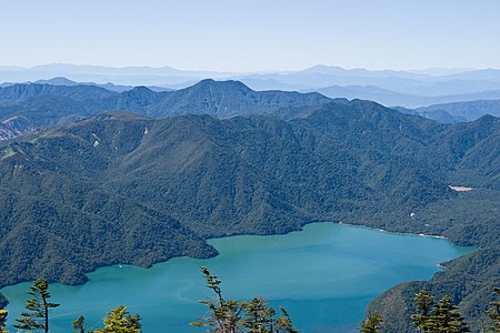 男体山から見た皇海山（奥）