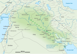 ’n Kaart waarop die omvang van Mesopotamië aangedui word. Van noord na suid is Washukanni, Nineve, Hatra, Assur, Nuzi, Palmyra, Mari, Sippar, Babilon, Kisj, Nippur, Isin, Lagasj, Uruk, Charax Spasinu en Ur.