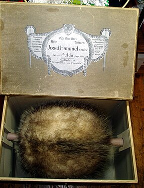 Alter Muff aus Amerikanisch Opossum in Muffschachtel (Fulda, 1. Drittel 20. Jh.)